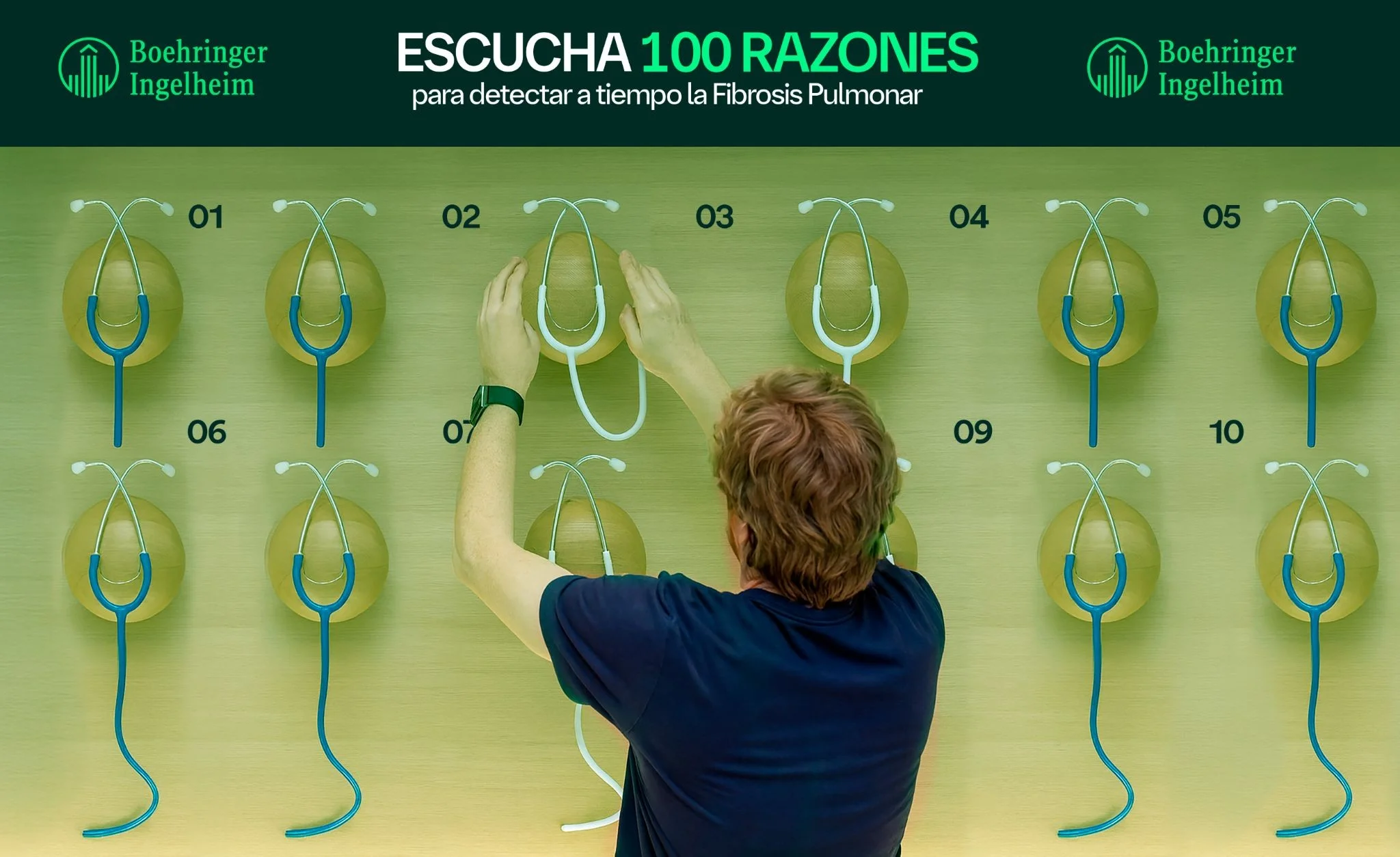 Activación Escucha 100 razones: una persona escucha una pared de estetoscopios numerados