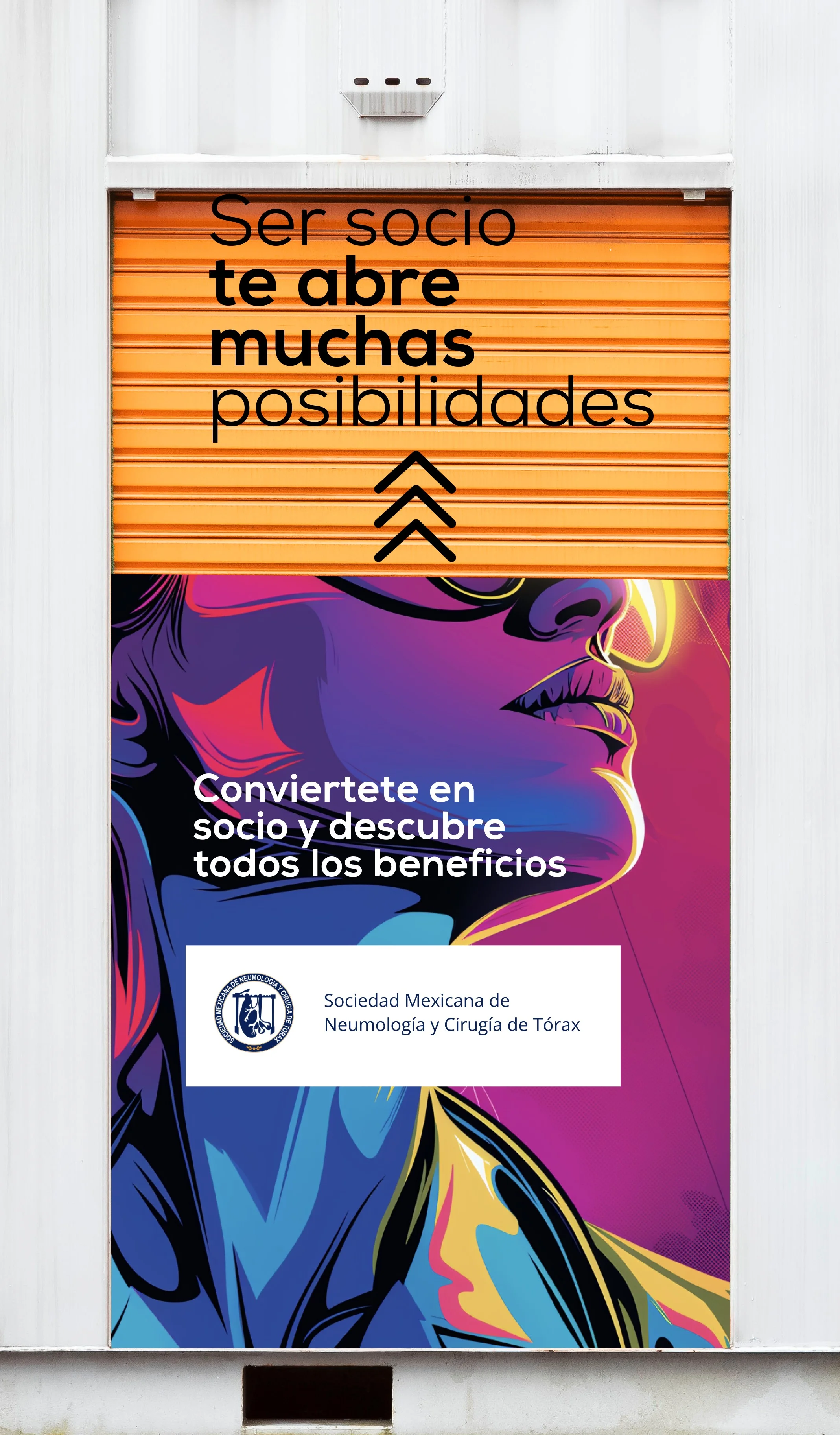 Cortina metálica naranja con el mensaje Ser socio te abre muchas posibilidades sobre un retrato ilustrado