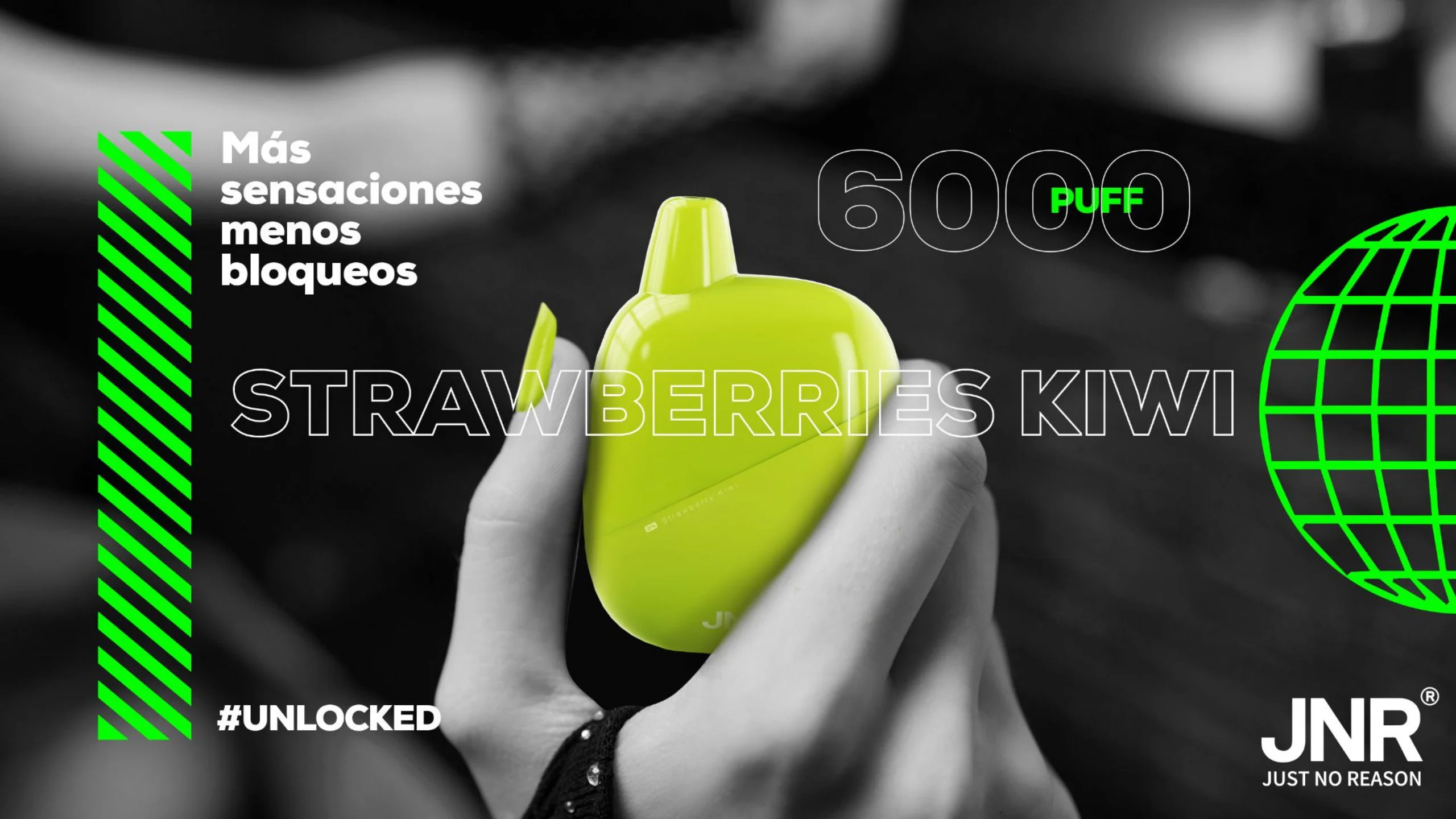 Mano que sostiene el vapeador de Strawberries Kiwi de 6000 puff
