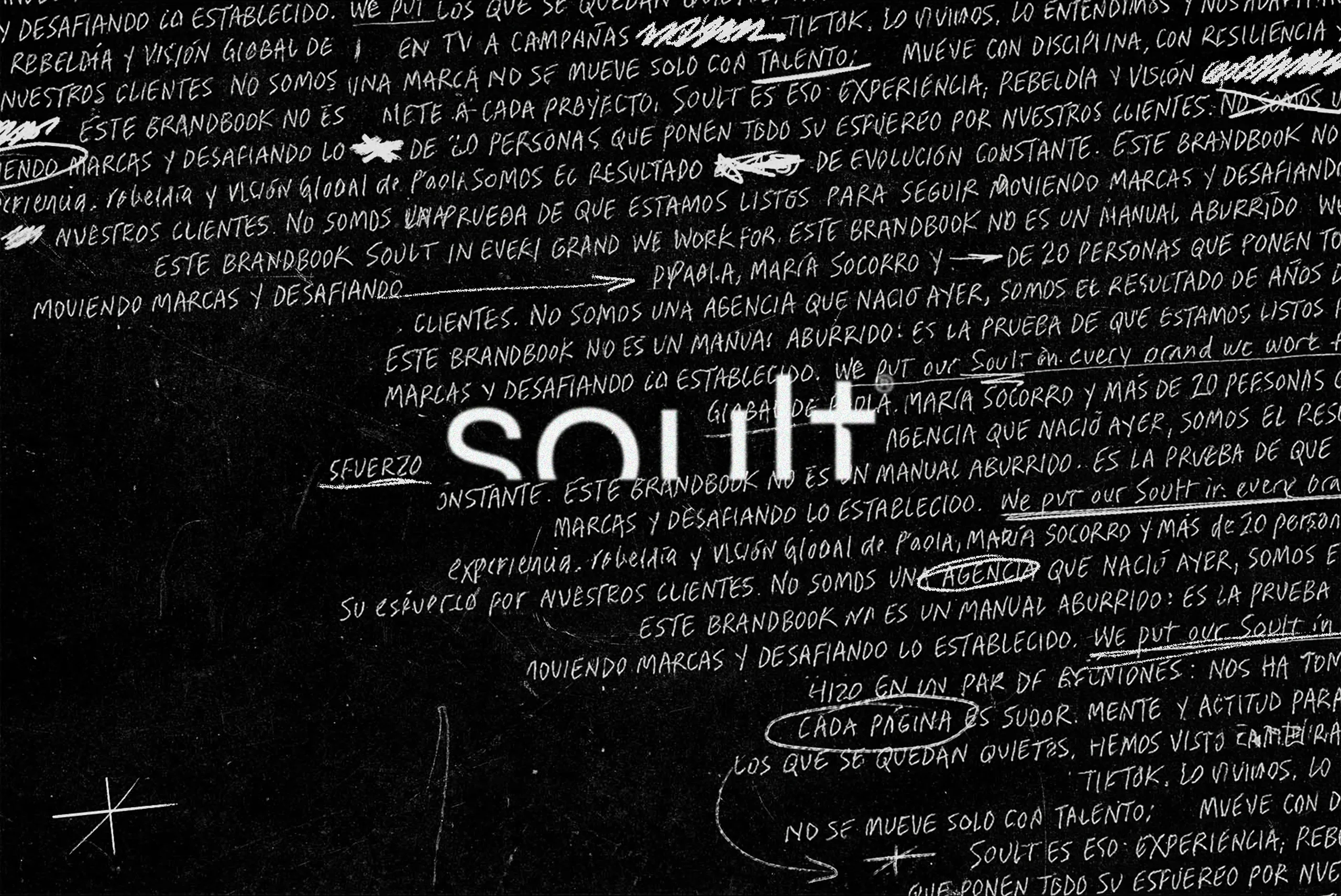 Tablero negro con el manifiesto de Soult escrito a mano alrededor del logo