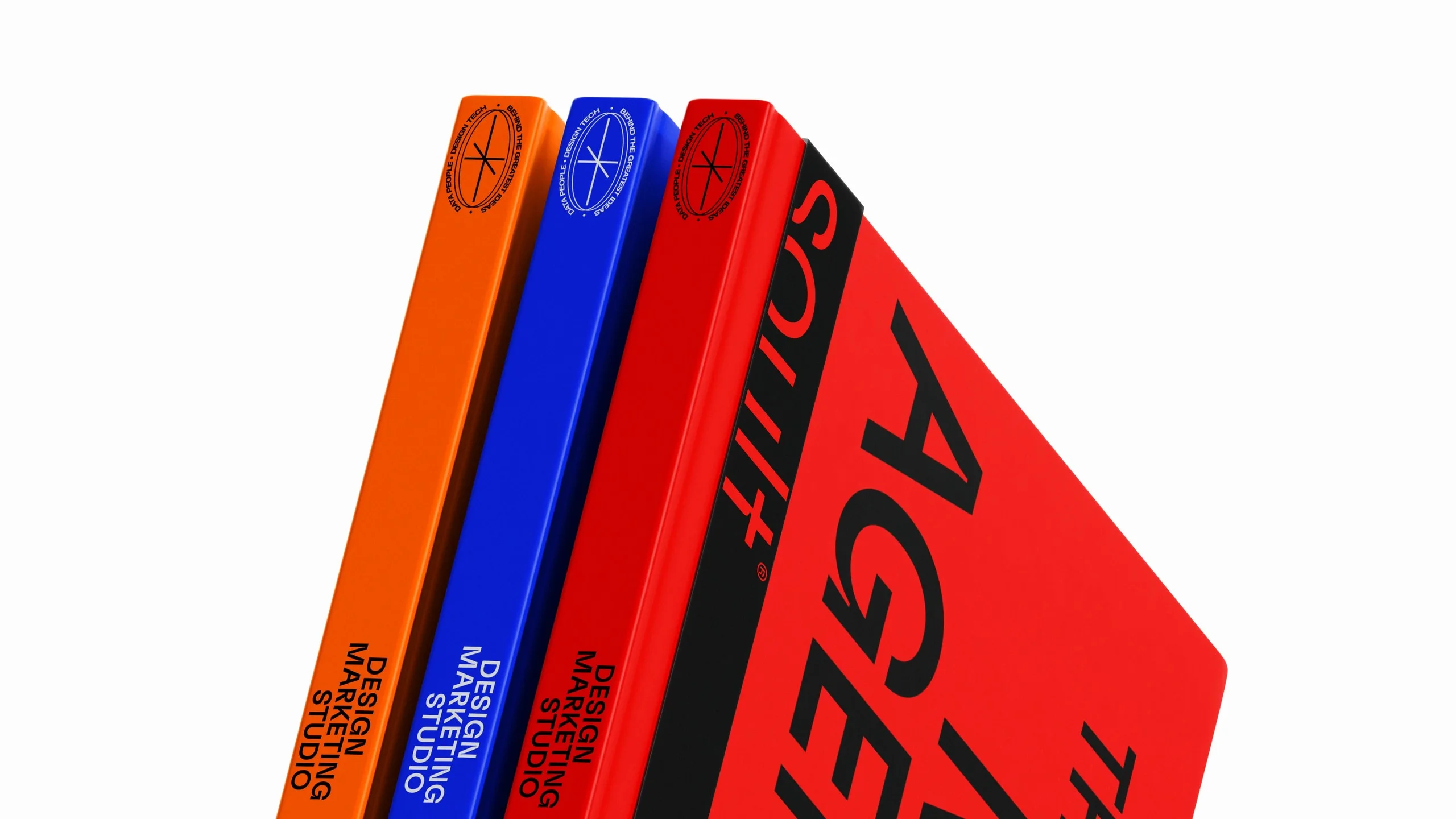 Libros de Soult en naranja, azul y rojo con el texto Design Marketing Studio