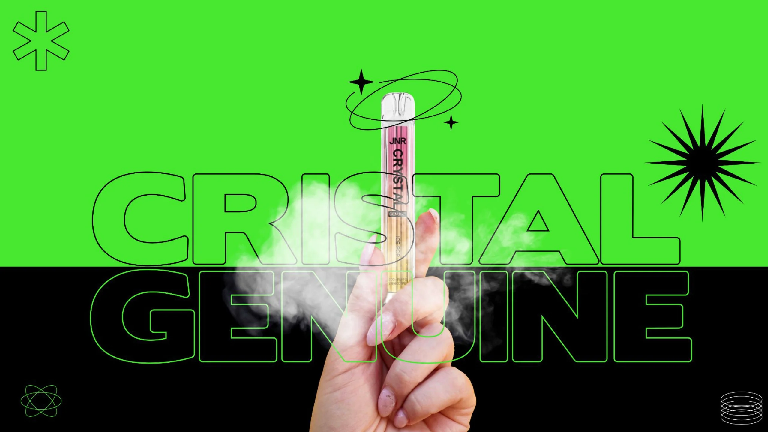Mano que sostiene un vapeador Crystal Genuine sobre verde y negro