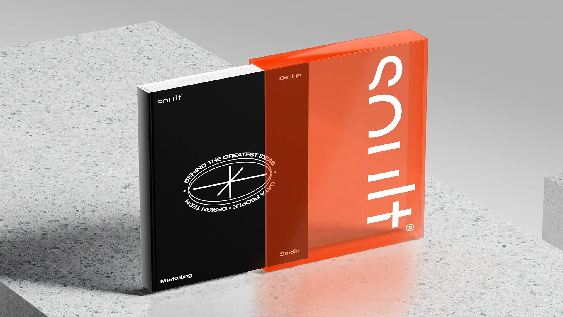Libro negro de Soult con funda naranja translúcida y el sello de la marca