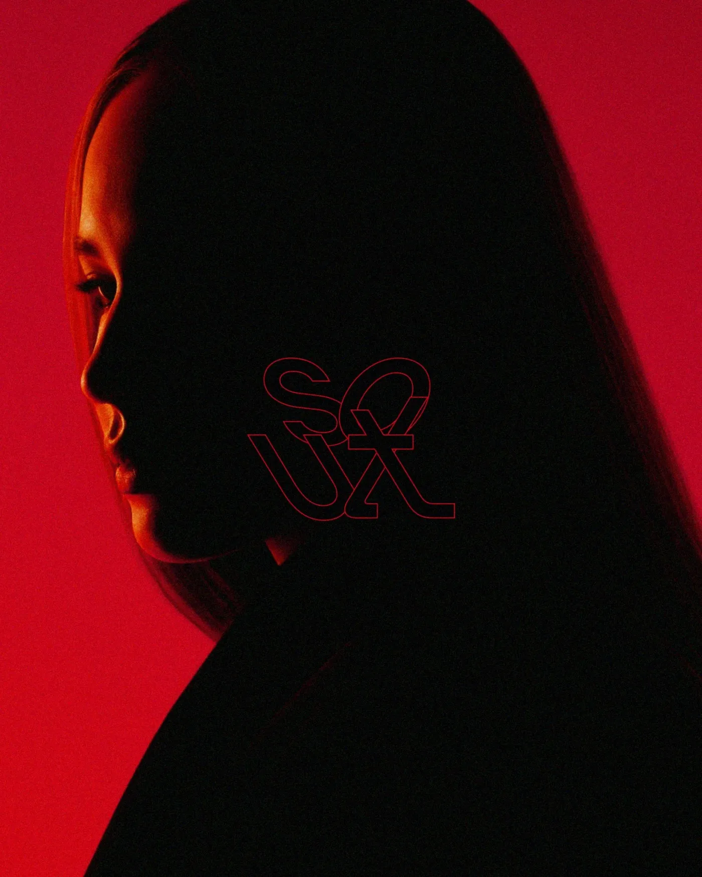 Retrato de perfil sobre fondo rojo con el monograma de Soult en contorno, fotografía de marca