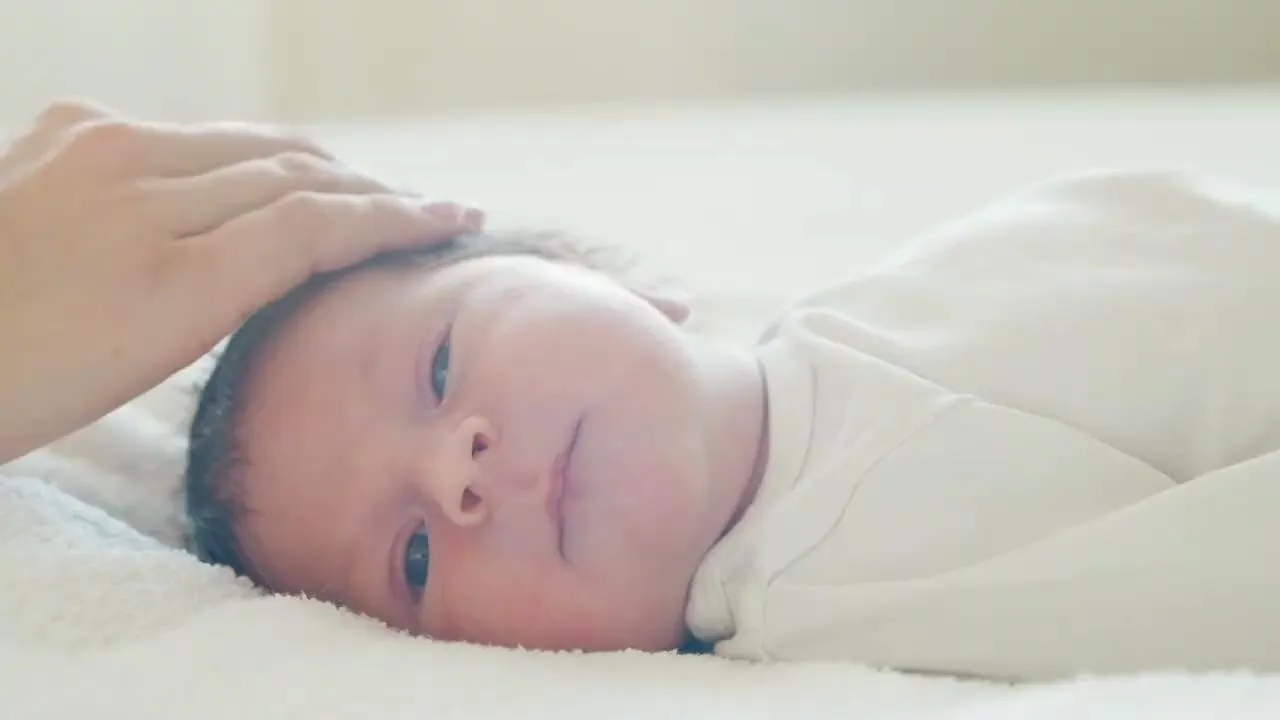 Recién nacido que recibe una caricia en la cabeza, del comercial Ponte del lado que es de UNICEF