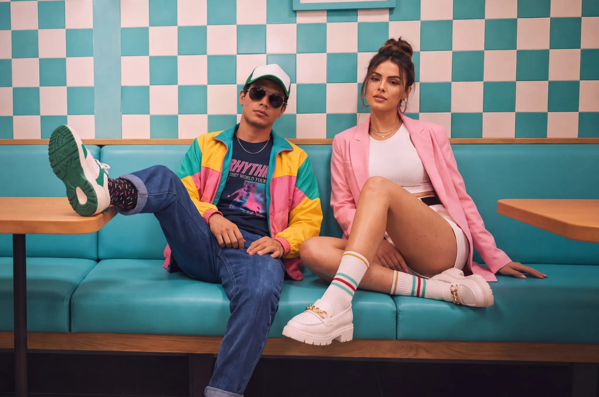 Dos modelos con medias Giraffe en la banca de una cafetería retro, cápsula Fuente de Soda