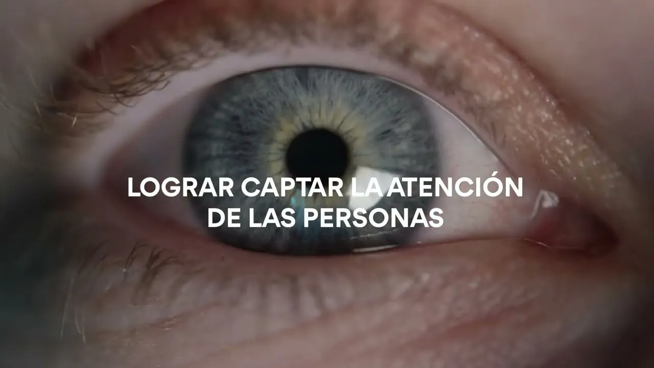 Primer plano de un ojo con el texto Lograr captar la atención de las personas