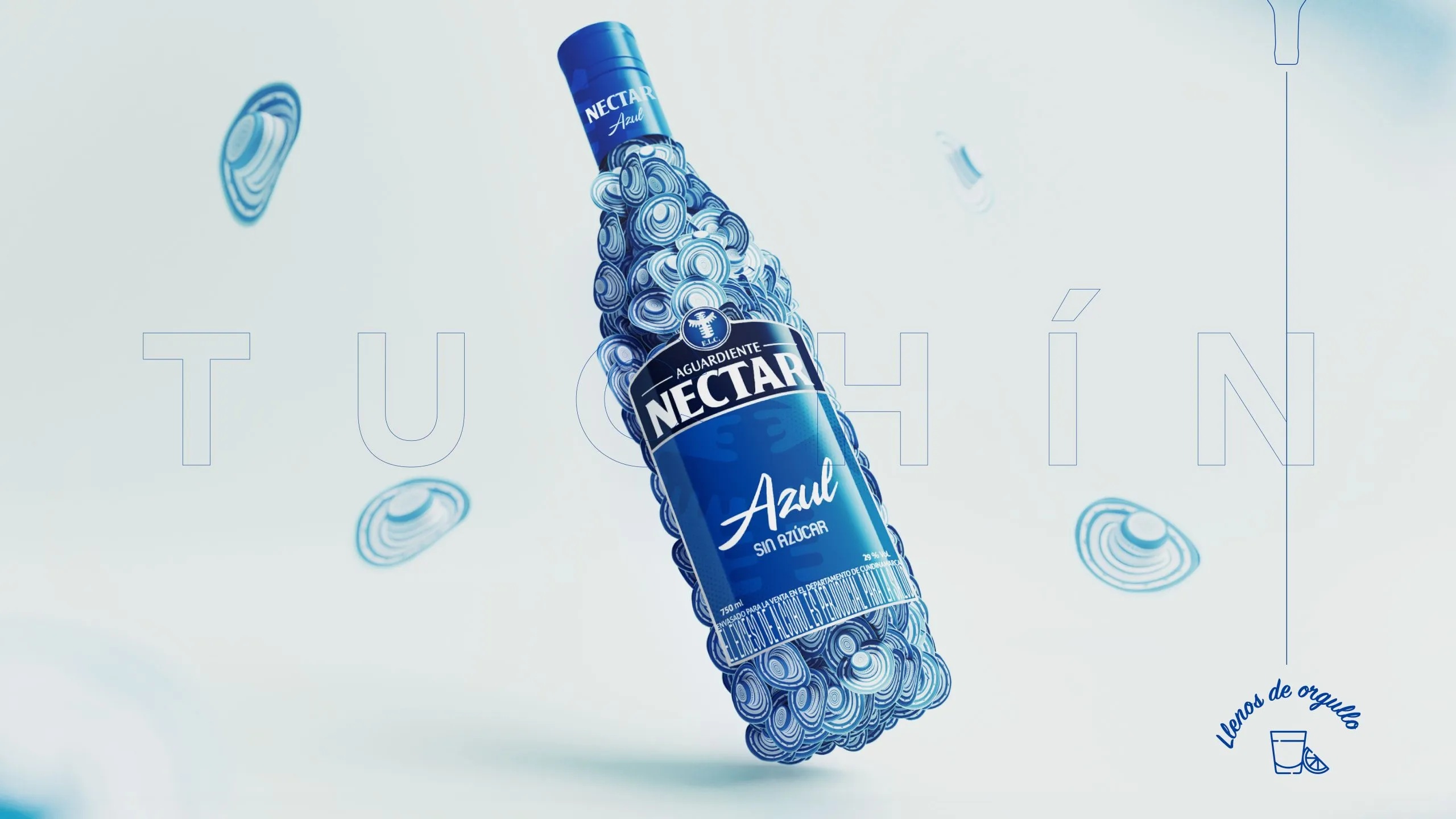 Botella de Aguardiente Néctar Azul llena del tejido del sombrero vueltiao