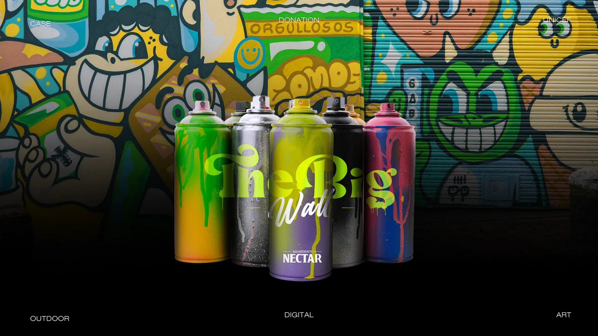Latas de aerosol de The Big Wall frente a un mural de graffiti para Aguardiente Néctar